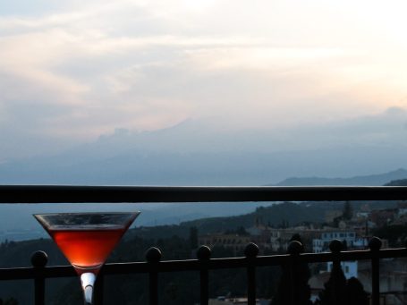 von der Terrasse des Hotels mit Blick über die Küste....