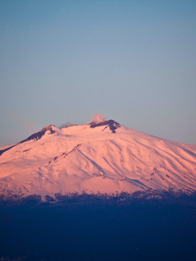 der rauchende Ätna im Morgenlicht